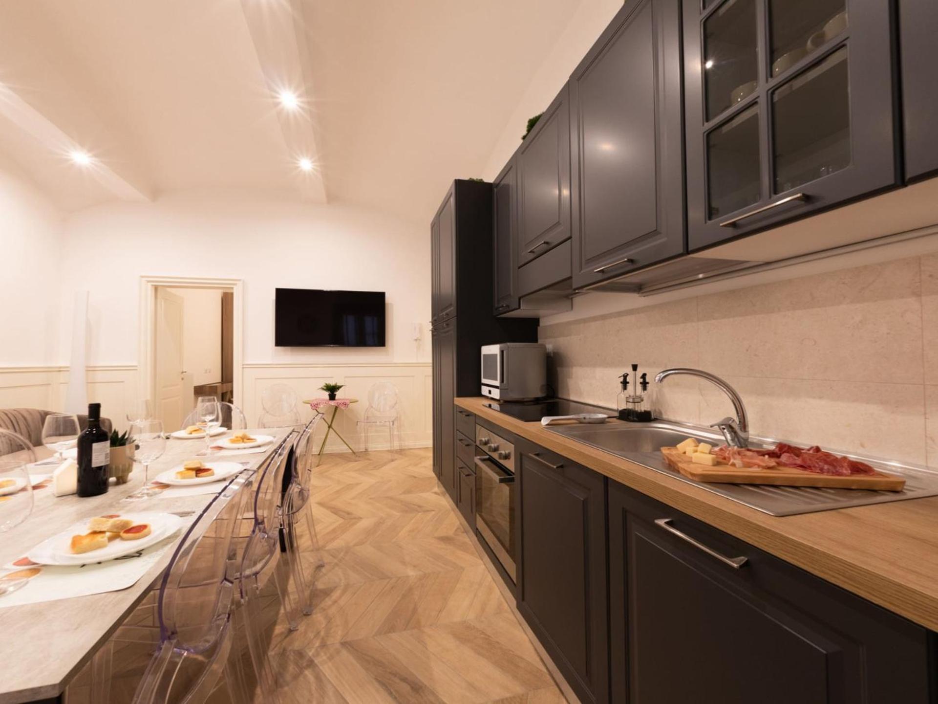 The Best Rent - Elegant Five-Bedrooms Apartment Near Colosseo 로마 외부 사진